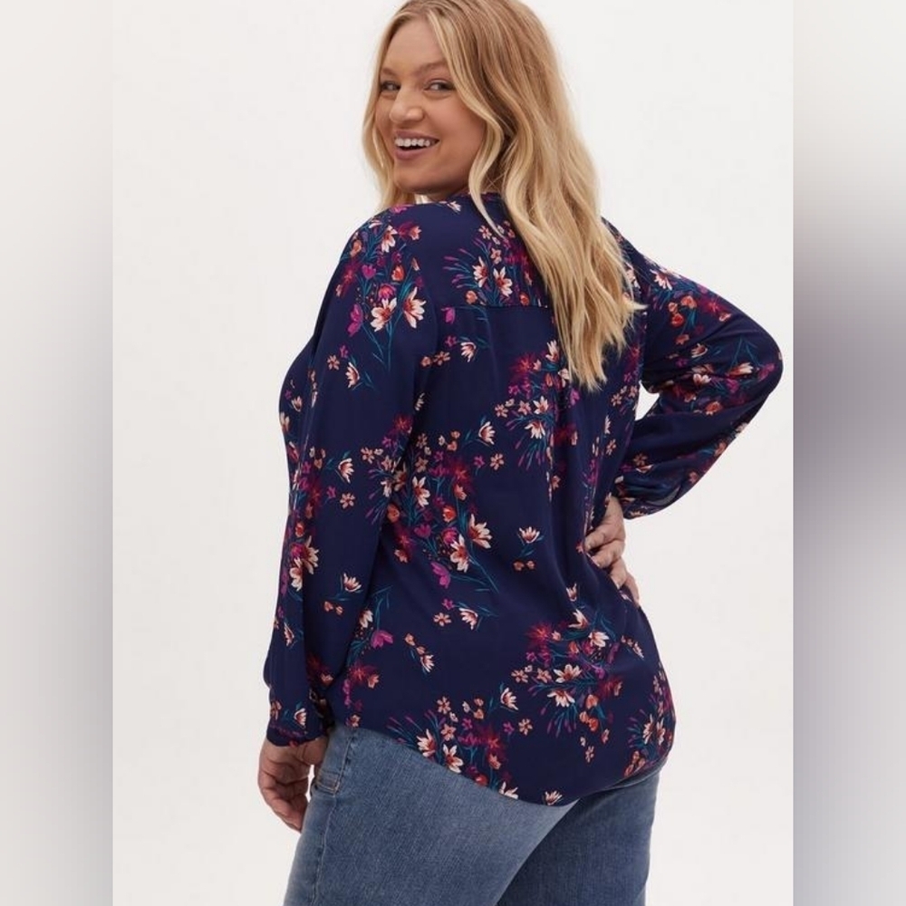 New With Tags Torrid Georgette Pintuck Button-Front Blue Floral Blouse Size 3X - Picture 2 of 13